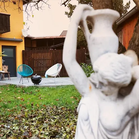 شقة Sunlit Garden & Mountain *