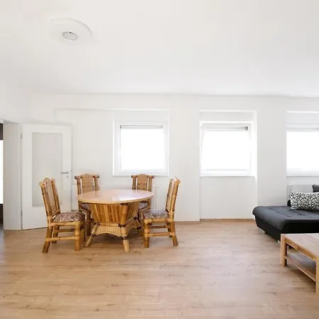 Sunlit Garden & Mountain جارمش بارتنكيرشن