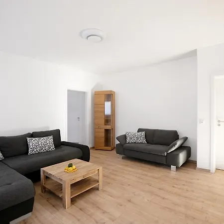 Sunlit Garden & Mountain شقة *