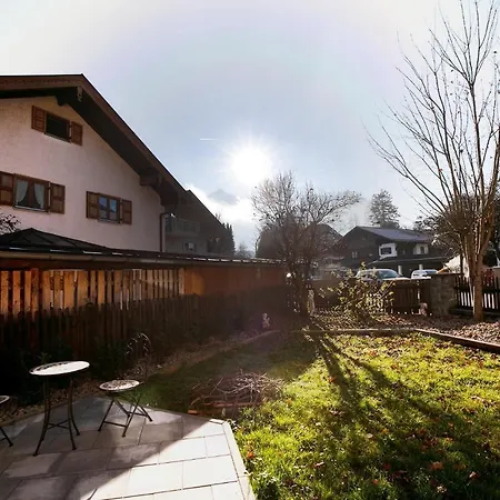 Sunlit Garden & Mountain جارمش بارتنكيرشن